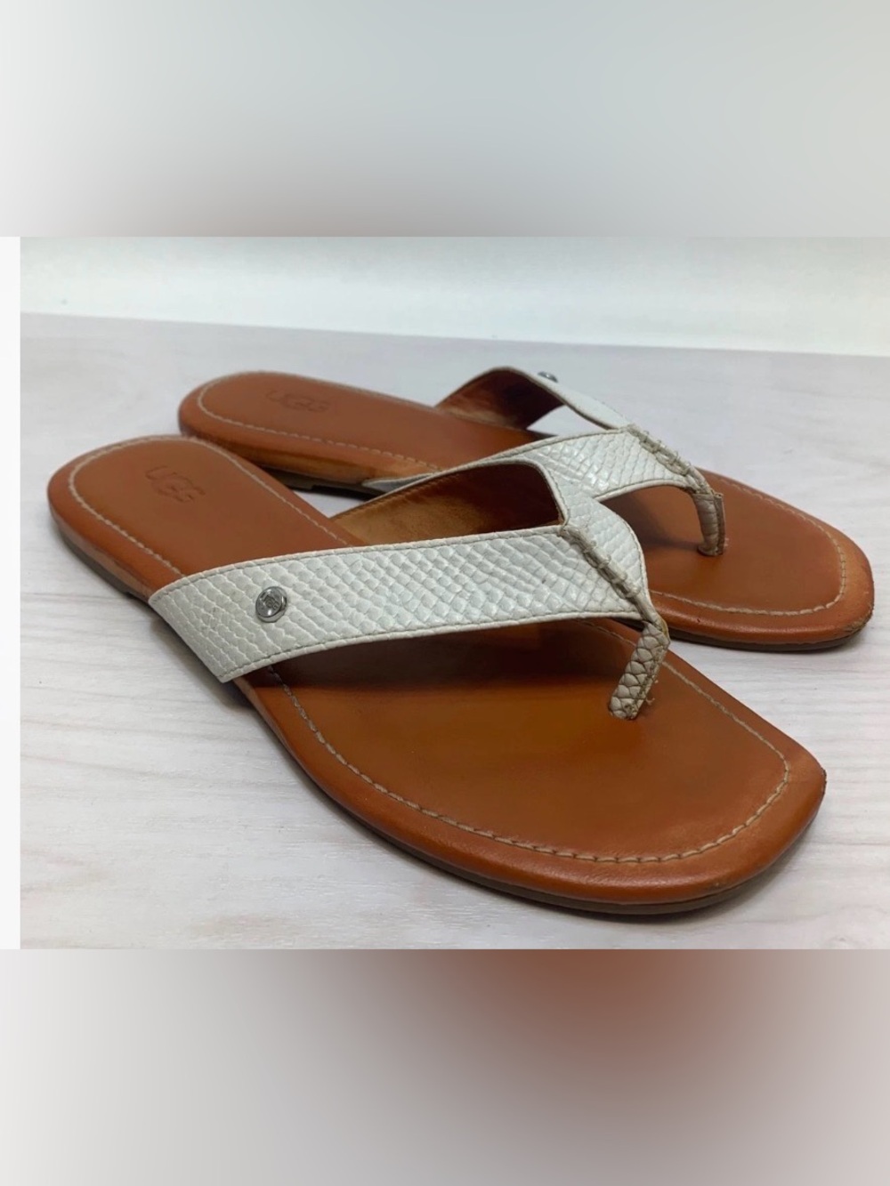 UGG Womens Tuolumne Sandals
Flip Flops Sz 7 White Leather Thong Comfort Summer - Picture 3 of 8